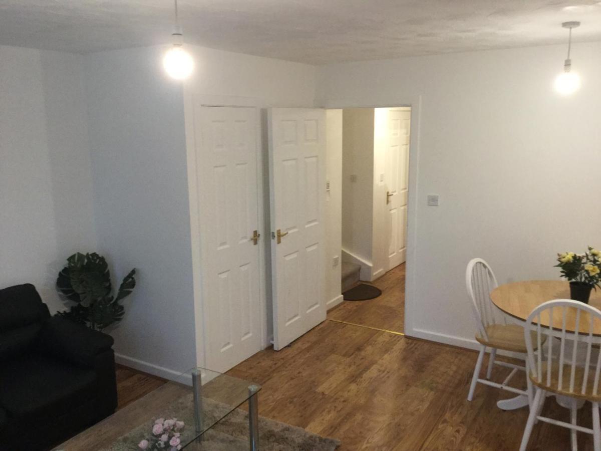 Quiet Residential Area Within Easy Reach Of Town Apartment Manchester Exterior photo